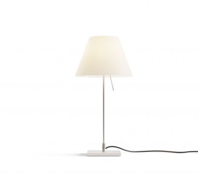 D13 Costanzina LED Tischleuchte von Luceplan mit Aluminiumgestell und weißem Lampenschirm.